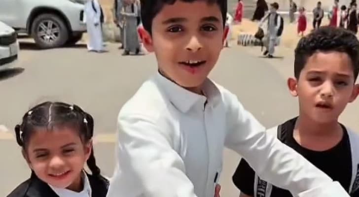 طفل جازان الذي أبكى السعوديين... يحمل أخته على ظهره كل يوم في الشمس!