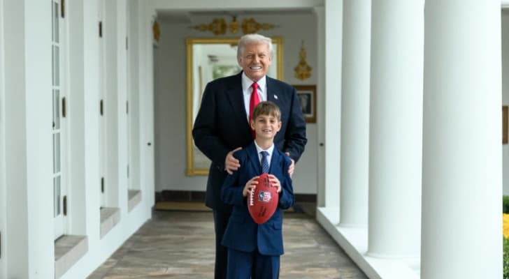 ترامب يلعب كرة القدم الأمريكية مع حفيده داخل البيت الأبيض!