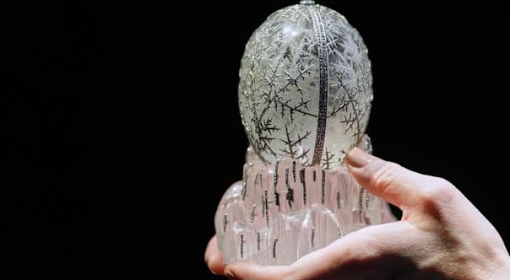 "بقيمة 19 ألف دولار!".. رجل يبتلع بيضة فابرجيه مرصعة بالألماس، والشرطة تبحث عنها داخل جسده!