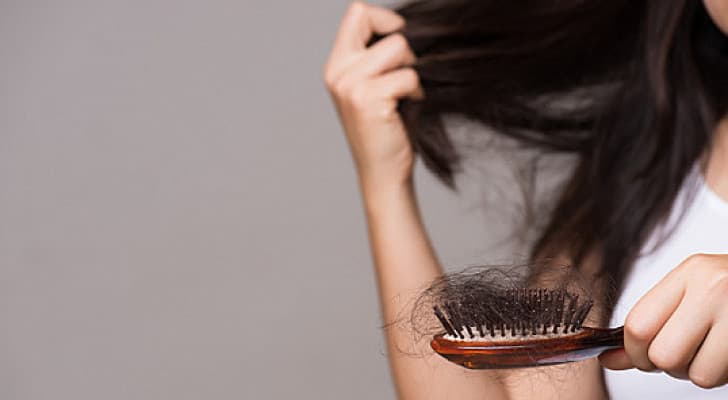 طبيبة تحذر: تساقط الشعر ليس عاديا.. قد يكون علامة لمشاكل صحية خطيرة!