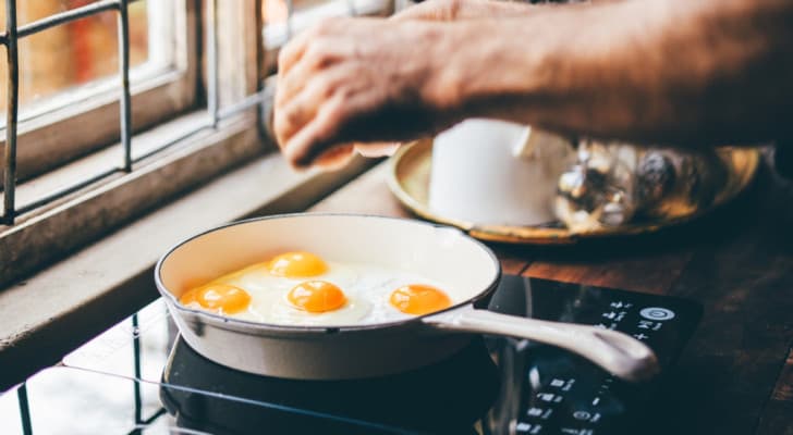 شخص يتناول أكثر من 2000 بيضة سنويا يكشف ما فعلته هذه العادة بجسده!