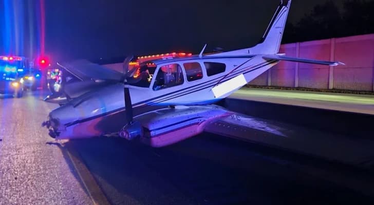 مشهد لا يصدق! طائرة تسقط مباشرة فوق سيارة على طريق سريع! (فيديو)