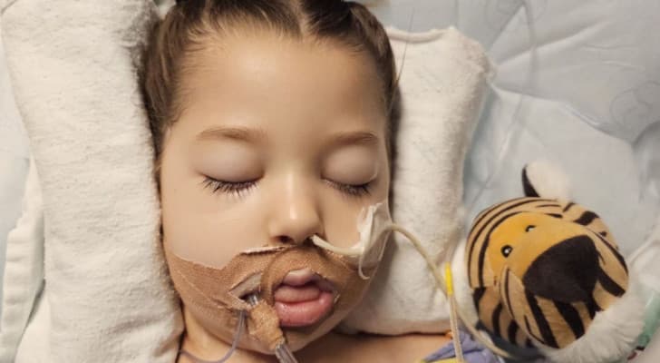 نزلة برد تحولت إلى مأساة… طفلة بريطانية تصارع الموت بعد إصابتها بحالة دماغية نادرة!