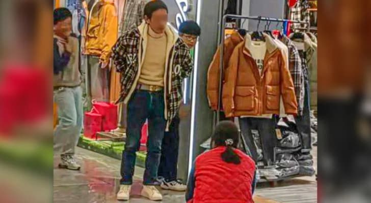 مشهد صادم يهز الصين… امرأة تركع أمام متجر وتستجدي زوجها لشراء سترة شتوية!